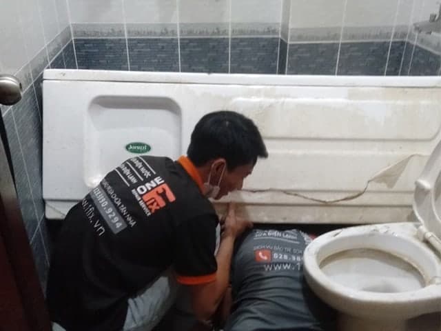 Xác định vị trí và chuẩn bị thi công lỗ thoát nước cho bồn tắm nằm tại TPHCM.