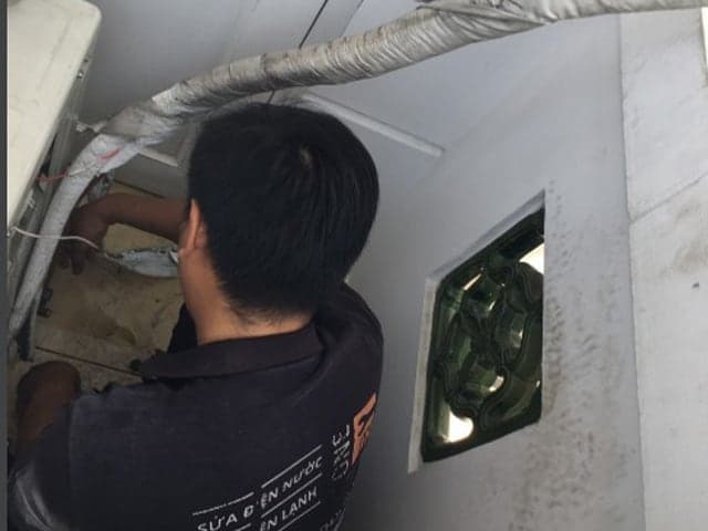 Thay gas máy lạnh giá bao nhiêu? Bảng giá R32, R410A, R22 mới nhất 2026