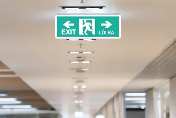 Chi tiết sơ đồ đấu dây đèn exit với 3 màu cơ bản: Nóng, Nguội và Tiếp đất.