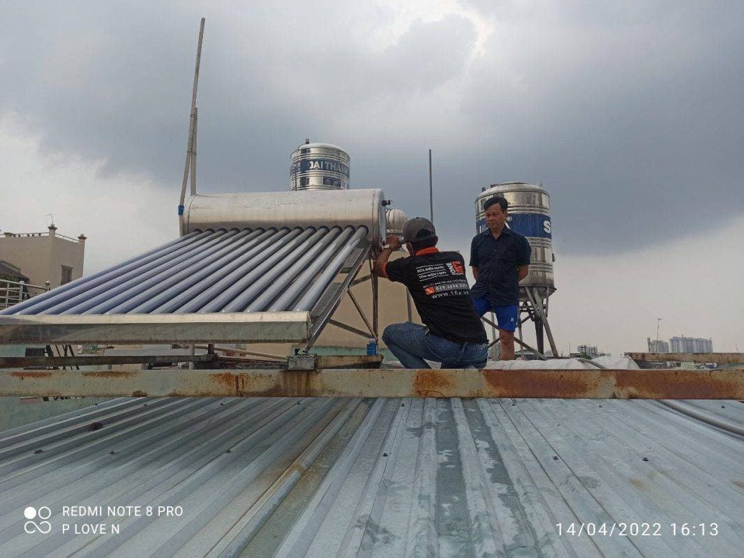 Hệ thống máy nước nóng năng lượng mặt trời lắp đặt trên mái nhà