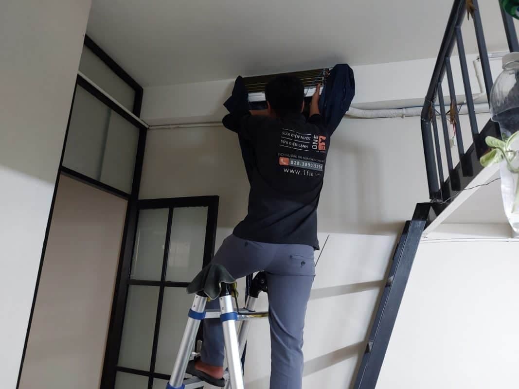 Thợ điện lạnh 1Fix kiểm tra máy lạnh bị lỗi.