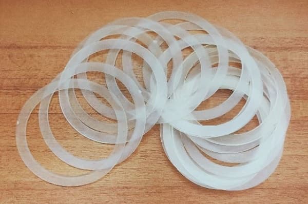 Lắp đặt ron cao su mới vào bộ xả bồn rửa chén để đảm bảo độ kín khít.