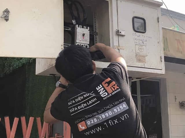 Thợ điện đang kiểm tra và cân pha cho hệ thống điện 3 pha để đảm bảo an toàn và hiệu quả