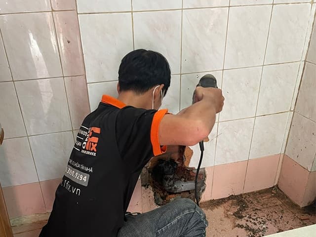 Thợ 1Fix sử dụng máy khoan bê tông chuyên dụng để tạo lỗ chính xác, giảm thiểu rung chấn và bụi bẩn.