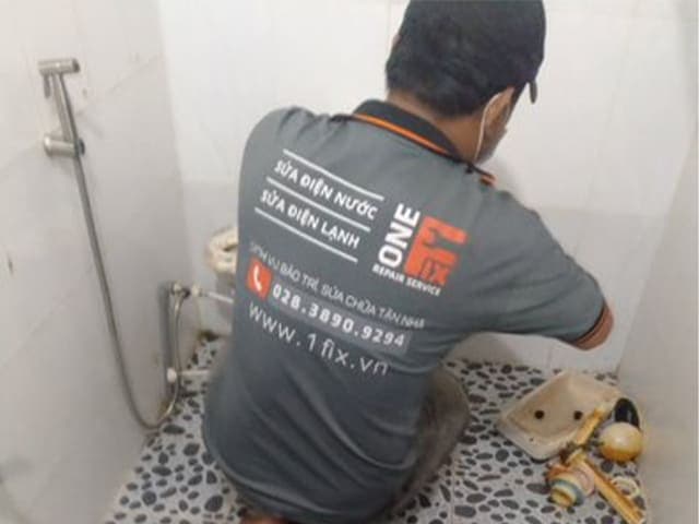 Sử dụng máy cắt bê tông có tưới nước giúp đường cắt thẳng, mịn và hạn chế tối đa bụi phát sinh.