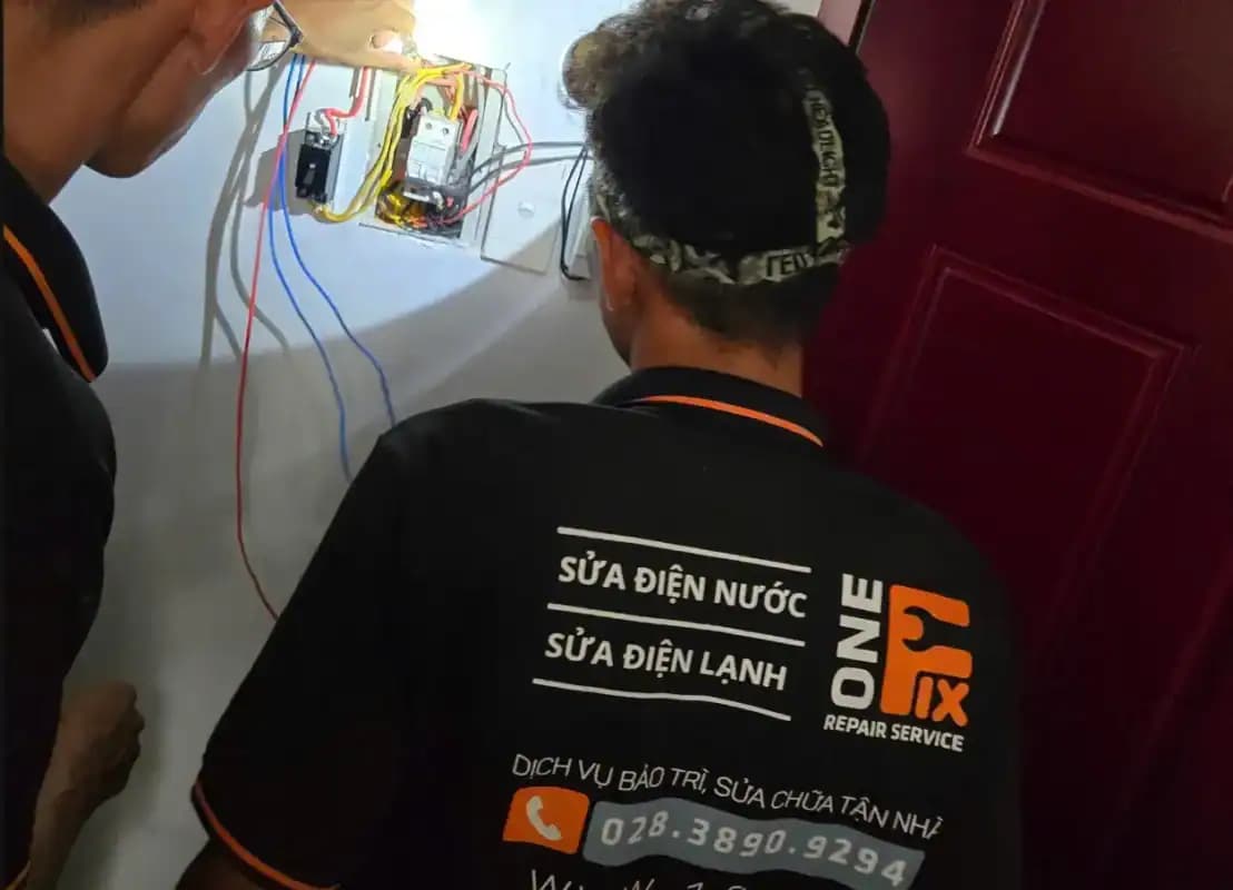 Một đoạn dây điện bị hở phần lõi đồng, tiềm ẩn nguy cơ điện giật chết người.