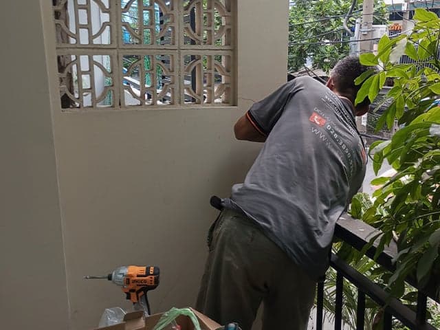 Hình ảnh cận cảnh xử lý chống thấm cho phần chân tường bị ẩm.