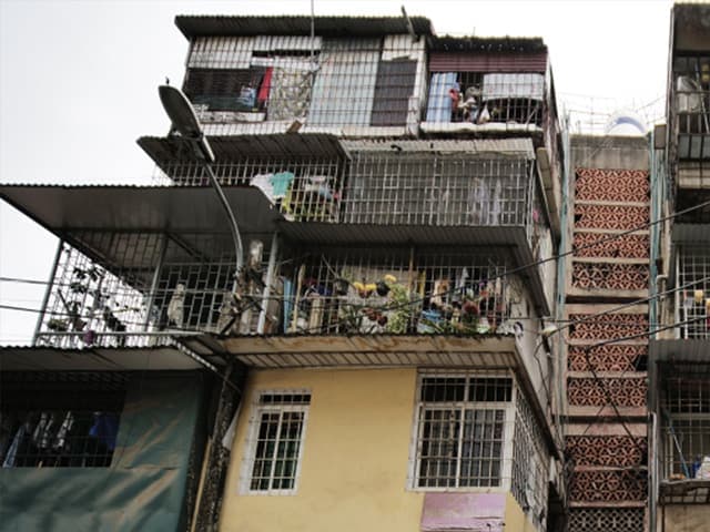 Kỹ thuật viên 1Fix đang khảo sát và tiến hành cắt khung sắt để làm cửa thoát hiểm cho chung cư mini