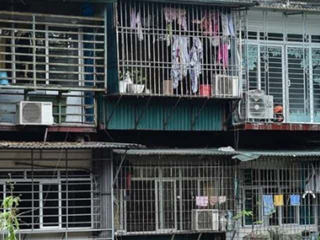 Cửa thoát hiểm được hoàn thiện trên chuồng cọp, đảm bảo an toàn và thẩm mỹ cho ban công.