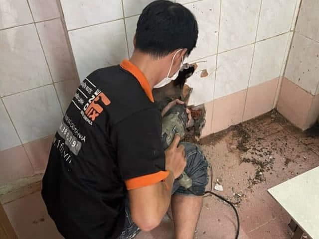 Thợ 1Fix sử dụng máy dò chuyên dụng để phát hiện rò rỉ nước dưới đất.