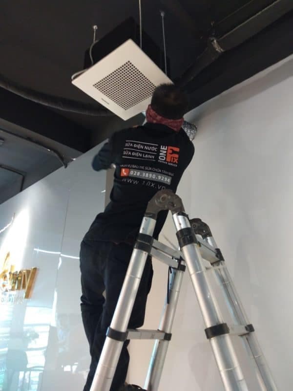 Thợ 1Fix vệ sinh dàn lạnh điều hòa âm trần, loại bỏ nấm mốc và vi khuẩn gây bệnh.
