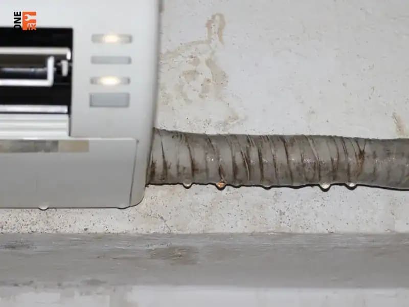 Dàn lạnh bị chảy nước là một trong những dấu hiệu rõ ràng nhất cho thấy máy lạnh đang thiếu gas.