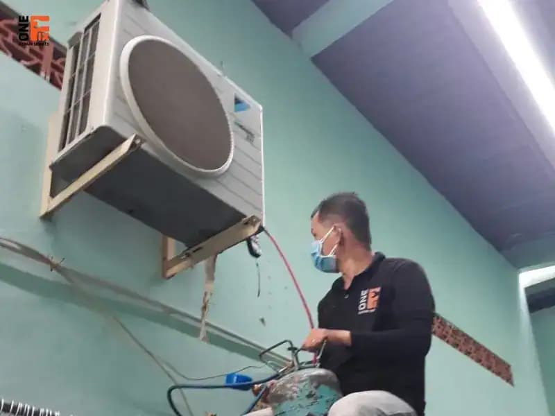 Kỹ thuật viên 1Fix sử dụng đồng hồ đo chuyên dụng để kiểm tra áp suất gas tại dàn nóng.