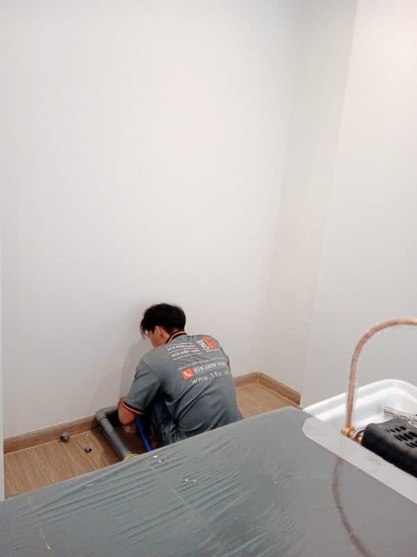 Cấu tạo chi tiết bên trong của một van 1 chiều lò xo với các bộ phận chính như thân van, lò xo và đĩa van.