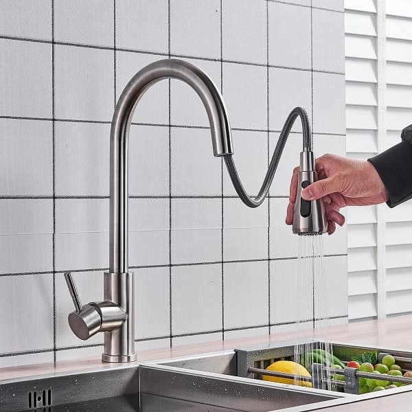 Kiểm tra kỹ các mối nối sau khi lắp vòi nước rửa chén xoay để chống rò rỉ.