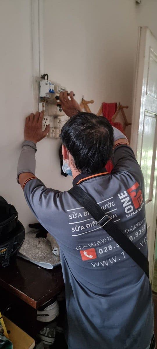 Thợ điện 1Fix đang thực hiện đấu nối hệ thống điện âm tường một cách cẩn thận và an toàn.