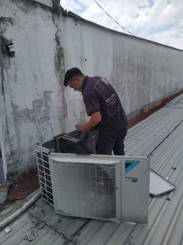 Kiểm tra kỹ thuật các bộ phận bên trong cục nóng Daikin để tìm nguyên nhân chính xác.