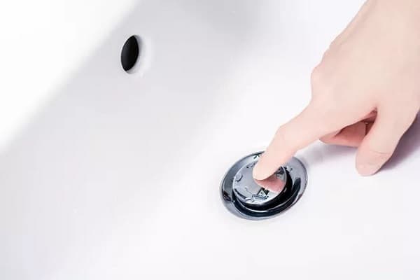 Cặn bẩn và tóc là nguyên nhân hàng đầu gây kẹt nút thoát nước bồn rửa mặt.