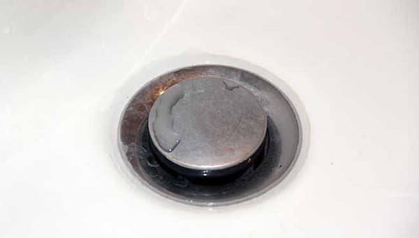 Sau khi xử lý, bồn rửa mặt sẽ thoát nước tốt và sạch sẽ.