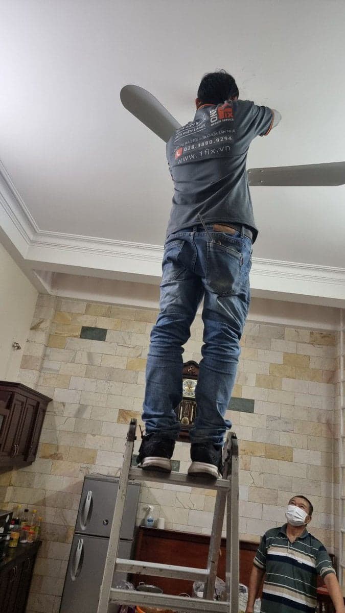 Tạo ô thông gió hoặc cửa lấy sáng giúp không khí lưu thông tự nhiên và mang ánh sáng vào phòng.