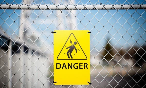 Dùng một vật cách điện khô như cây gỗ để tách nạn nhân ra khỏi nguồn điện một cách an toàn.