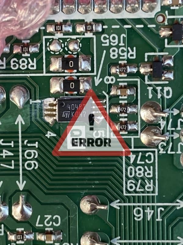 Kỹ thuật viên 1Fix đang thực hiện sửa chữa bo mạch tủ lạnh một cách chuyên nghiệp.