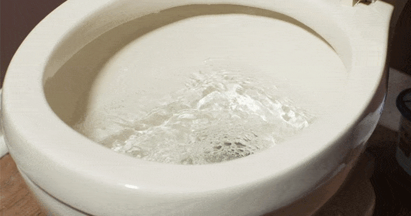 Nguyên nhân nào khiến bồn cầu xả nước không ngừng?