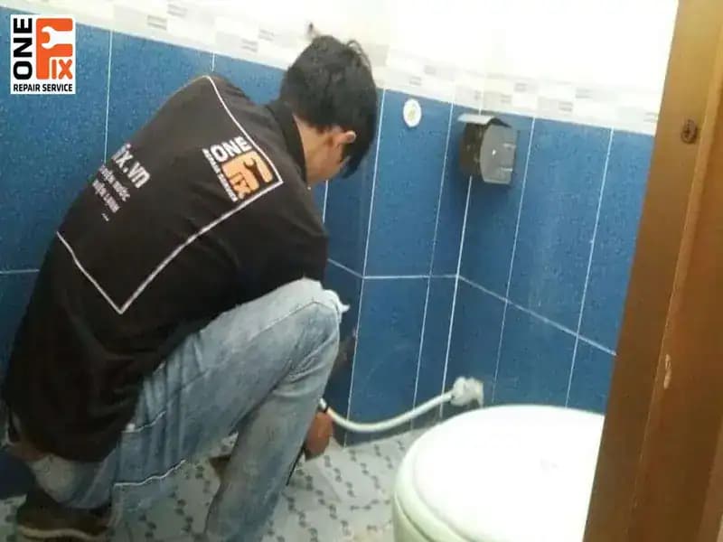 Luôn đảm bảo khóa van nước tổng trước khi tiến hành sửa chữa bất cứ thiết bị nào.