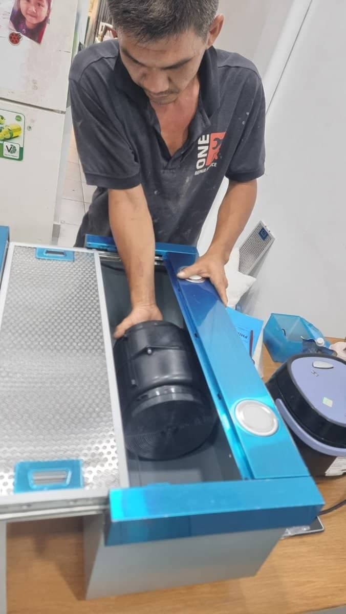 Cận cảnh cấu tạo bên trong và động cơ quạt của máy hút mùi nhà bếp.