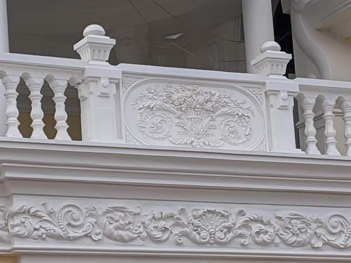 Thợ của 1Fix đang thi công đắp phào chỉ xi măng trực tiếp trên tường để đảm bảo độ sắc nét và thẩm mỹ cao nhất.