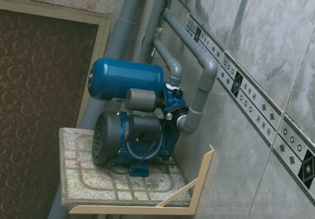 Thợ 1Fix đang tiến hành lắp đặt máy bơm nước trực tiếp từ đường ống.