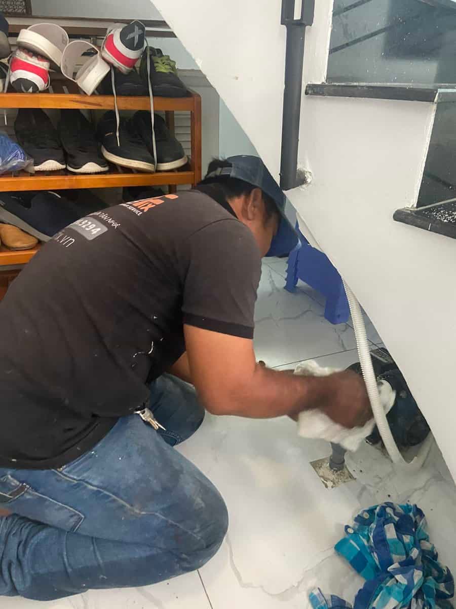 Thợ 1Fix đang khảo sát vị trí và tiến hành lắp đặt máy bơm nước đẩy cao.