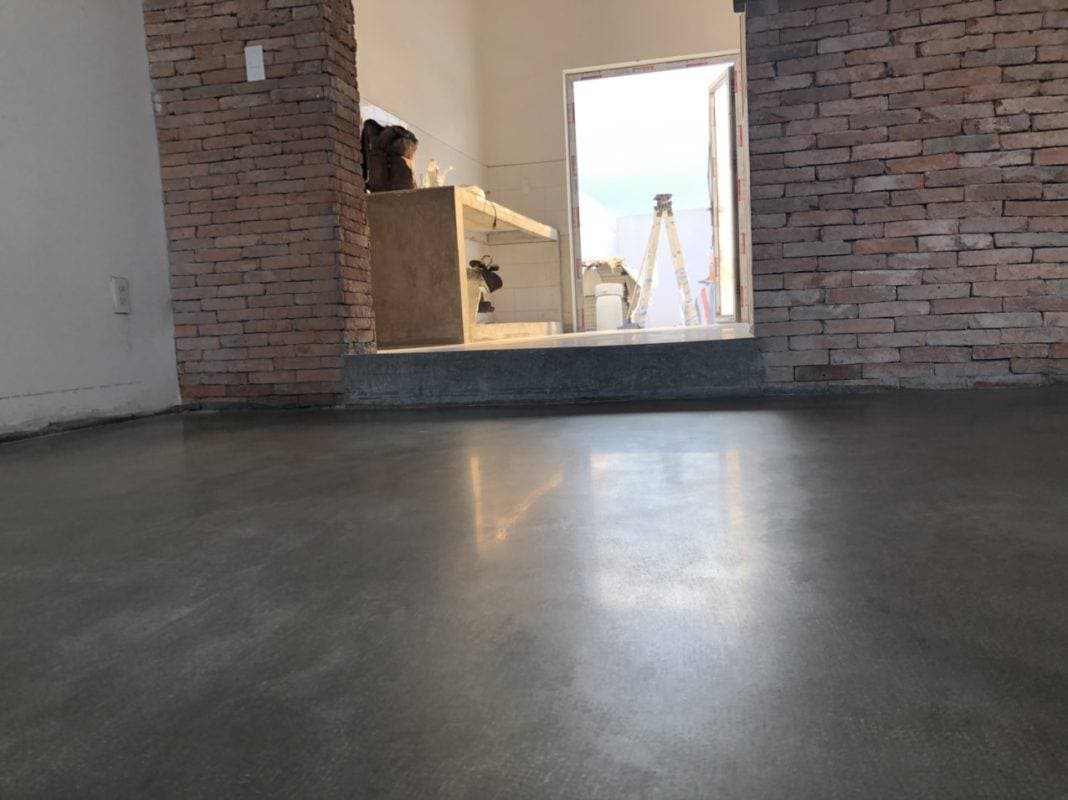 Thợ 1Fix đang thi công đổ nền xi măng chuyên nghiệp, đảm bảo đúng kỹ thuật.