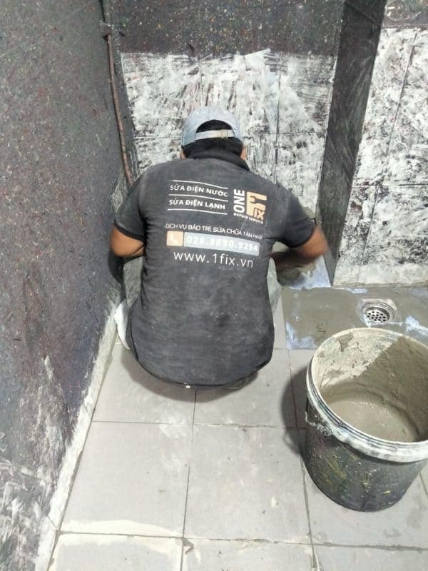 Thợ 1Fix hoàn thiện lát đá cầu thang Granite sang trọng tại một công trình ở TPHCM.