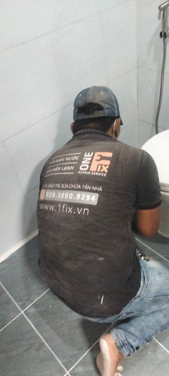 Bề mặt sàn và chân bồn cầu cần được làm sạch và lau khô hoàn toàn trước khi thi công