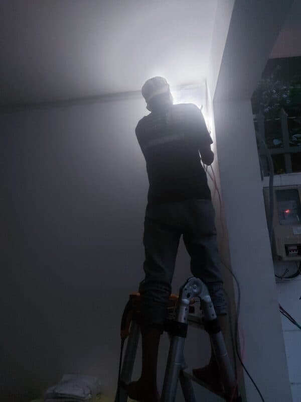 Hình ảnh một chiếc Aptomat bị cháy đen phần tiếp điểm bên trong, là nguyên nhân phổ biến gây mất điện mà CB không nhảy.