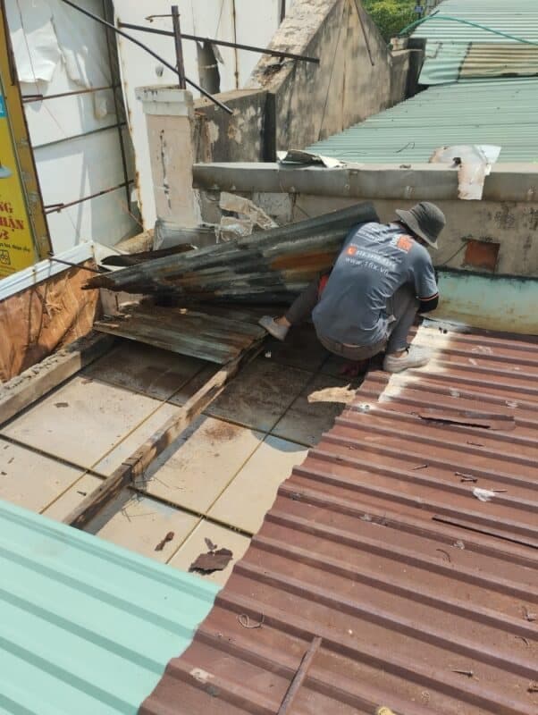 Thợ 1Fix đang thi công lắp đặt mái tôn lạnh chuyên nghiệp tại TPHCM.