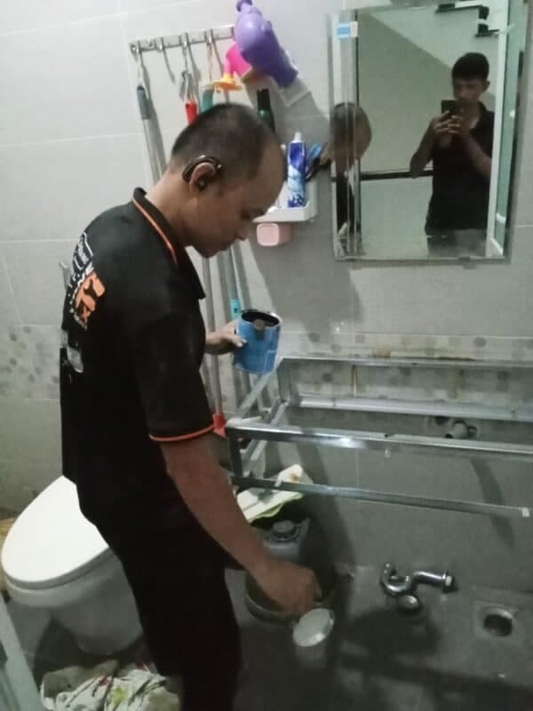 Vị trí van khóa nước chữ T phía sau bồn cầu, nối giữa tường và dây cấp nước.