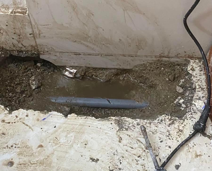 Thợ đang kiểm tra đường ống nước bị rò rỉ tại các vị trí khớp nối.