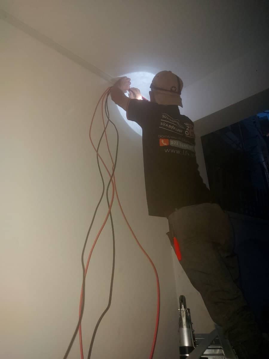 Kiểm tra các điểm nối như ổ cắm, công tắc là bước đầu tiên để khoanh vùng sự cố.