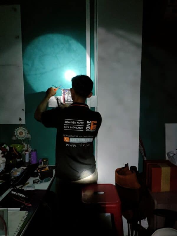 Ngắt CB tổng là bước an toàn tiên quyết trước khi đấu nối điện.