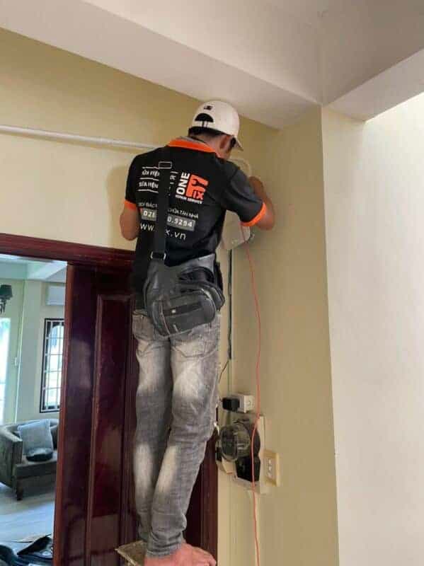 Thợ điện đang kiểm tra và lắp đặt hệ thống dây điện trong nhà.