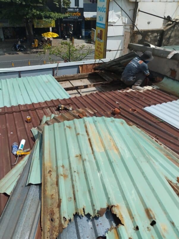 Thợ 1Fix đang thi công chống dột mái tôn chuyên nghiệp tại TPHCM.