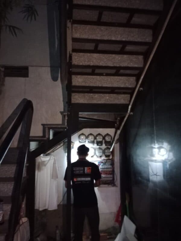 Hệ thống tủ điện phức tạp đòi hỏi kỹ thuật viên có tay nghề cao để đảm bảo an toàn.