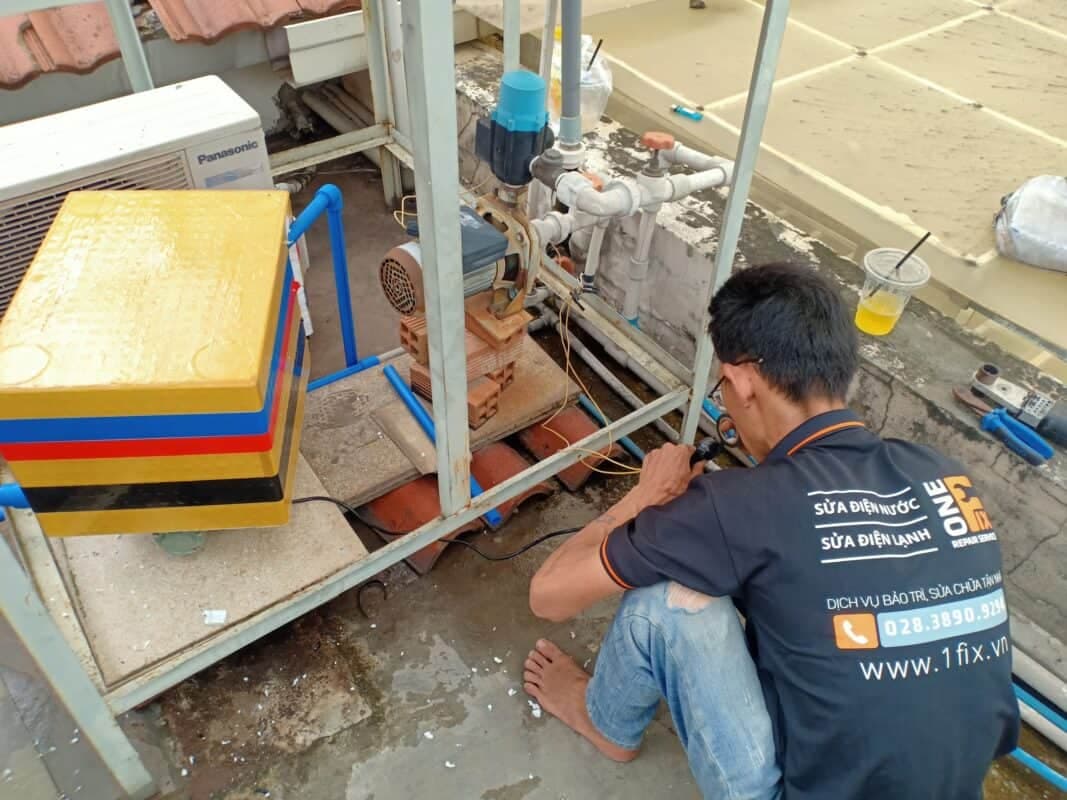 Kiểm tra tổng thể máy bơm tăng áp điện tử tại nhà khách hàng ở TPHCM