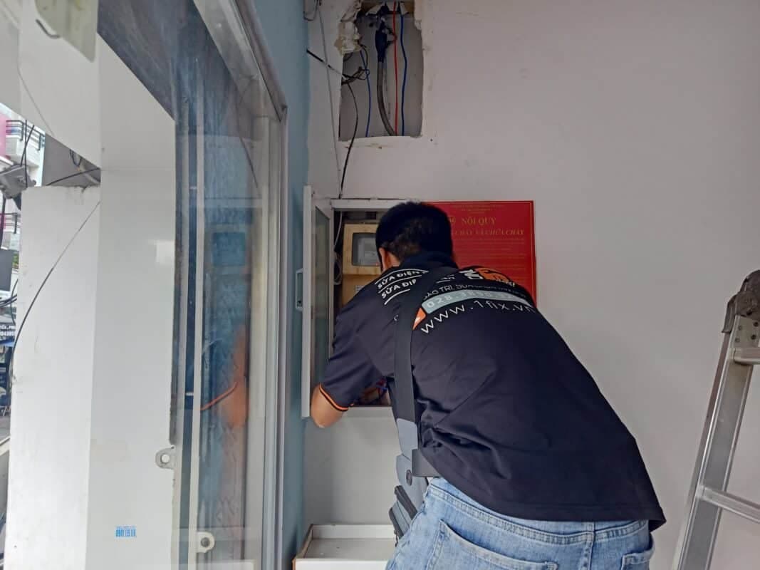 Sơ đồ đấu nối dây vào các cực của ổ cắm điện 3 pha công nghiệp.