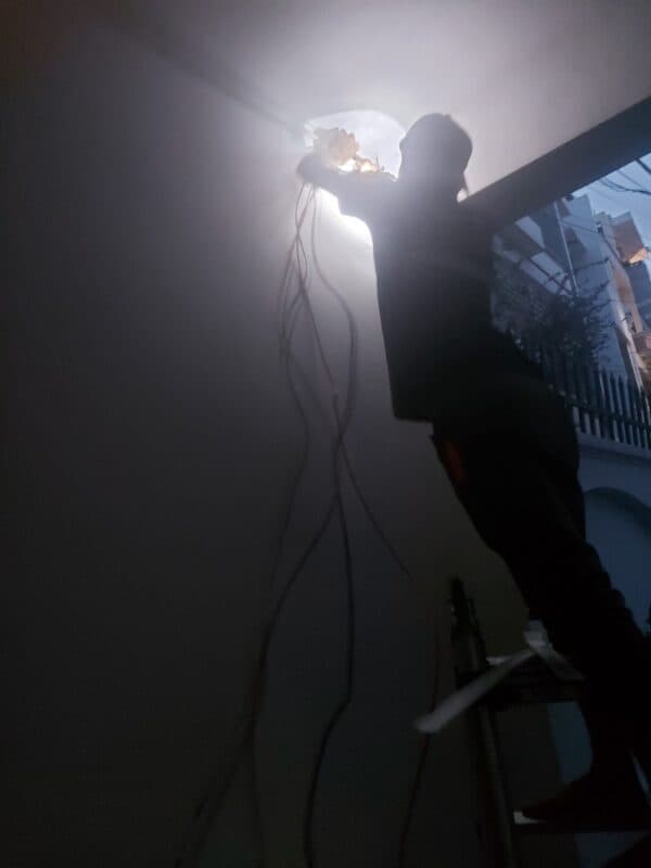 Đi dây điện âm tường không luồn ống: An toàn không? [2026]