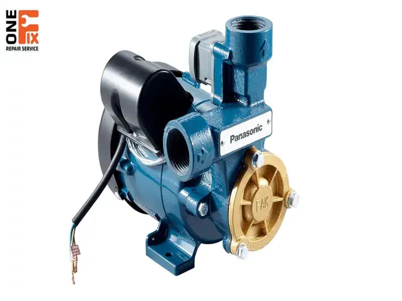 Thợ đang kiểm tra một máy bơm tăng áp bị lỗi không chạy