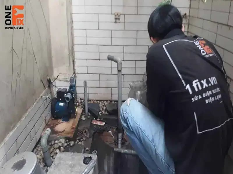 Các linh kiện như rơ le (công tắc áp suất), van một chiều hoặc bo mạch là những bộ phận dễ hỏng hóc sau thời gian dài sử dụng.