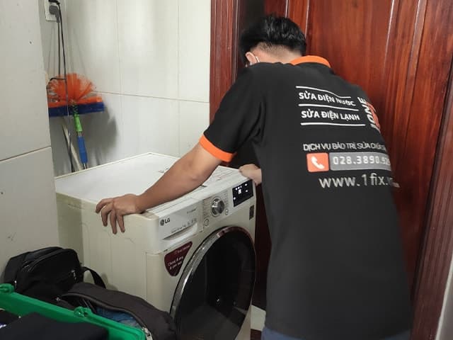 Một ống thoát nước của máy giặt được đặt vào xô để hứng nước thải.